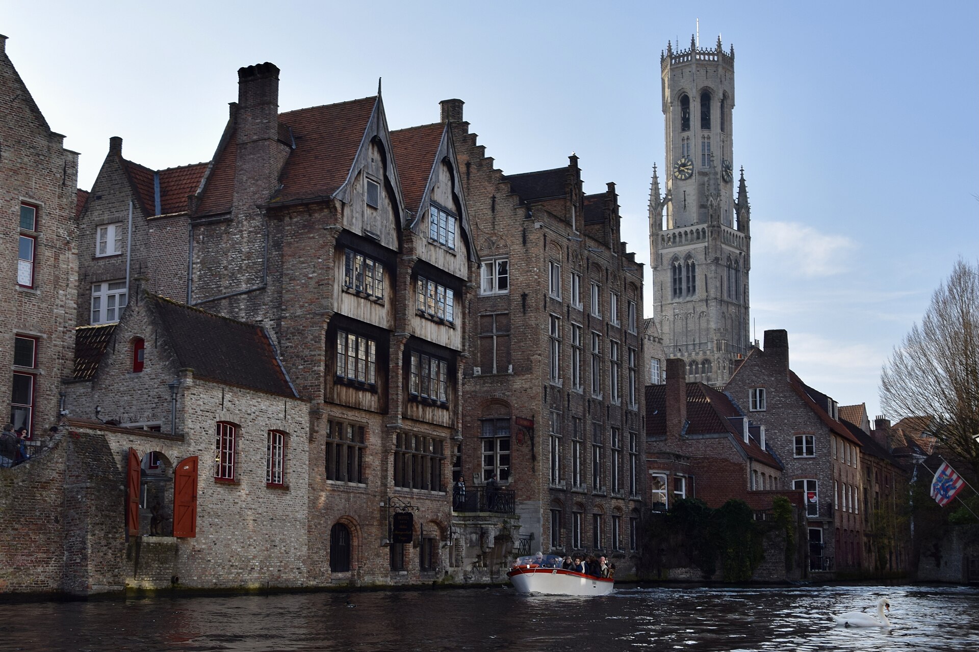 Le Rozenhoedkaai et le Beffroi de Bruges.