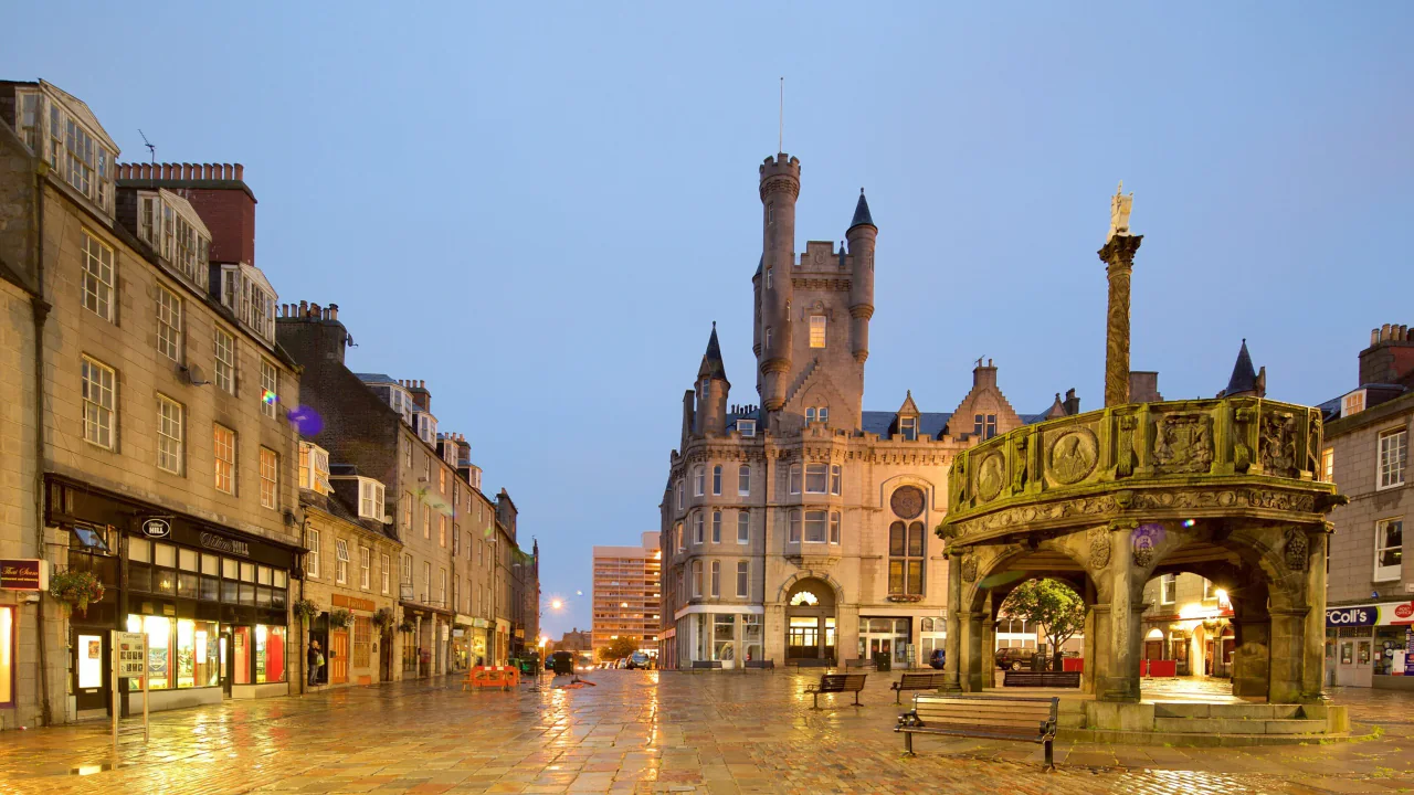 Castlegate historique dans le centre d'Aberdeen au crépuscule