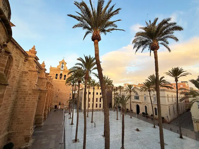 Place historique avec palmiers et architecture cathédrale à Almería