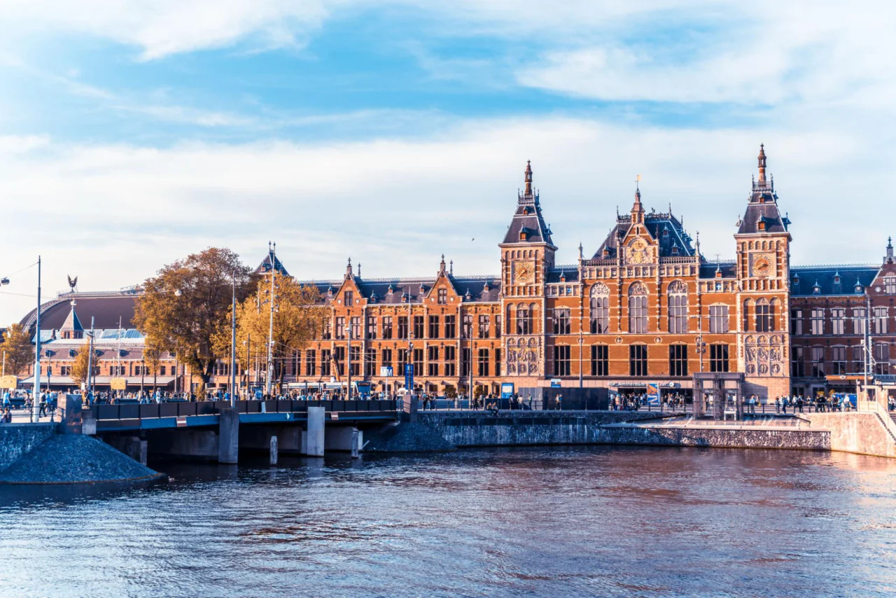 Canaux d'Amsterdam et front de mer de la ville