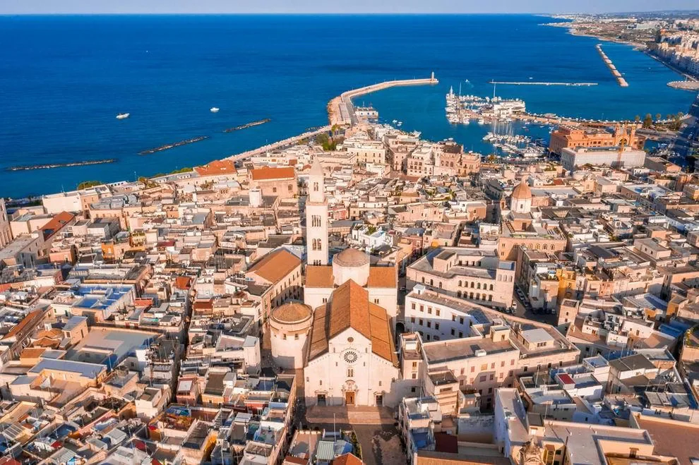 Front de mer historique de Bari et vieille ville sur la mer Adriatique