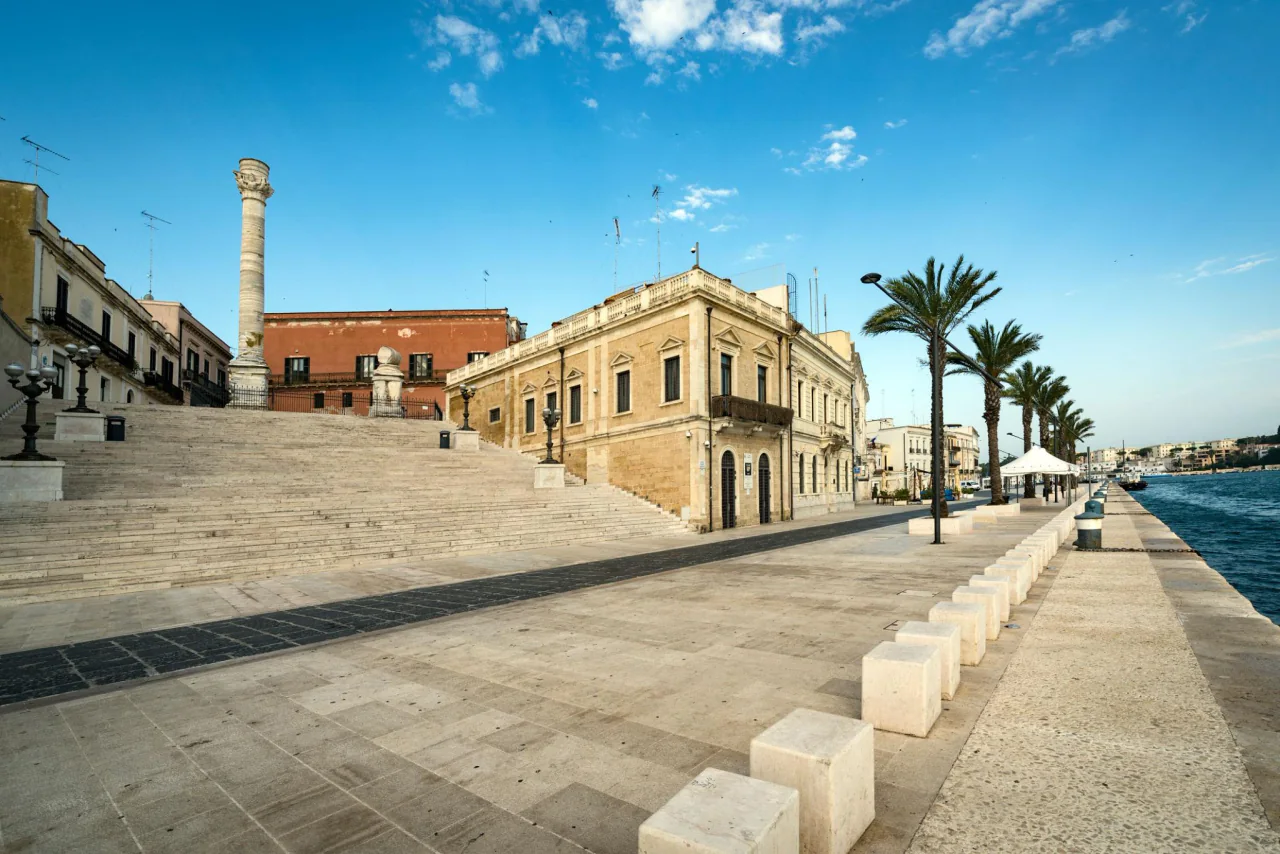 Port historique de Brindisi et front de mer dans le sud de l'Italie