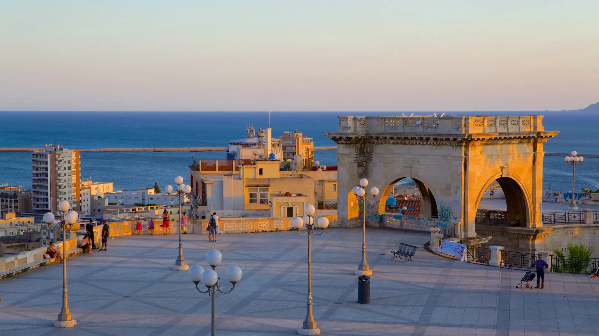 Ville historique de Cagliari et front de mer méditerranéen en Sardaigne