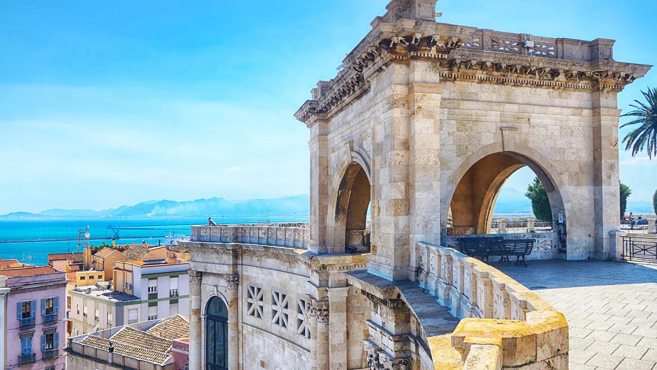 Vieille ville de Cagliari au-dessus de la côte sarde