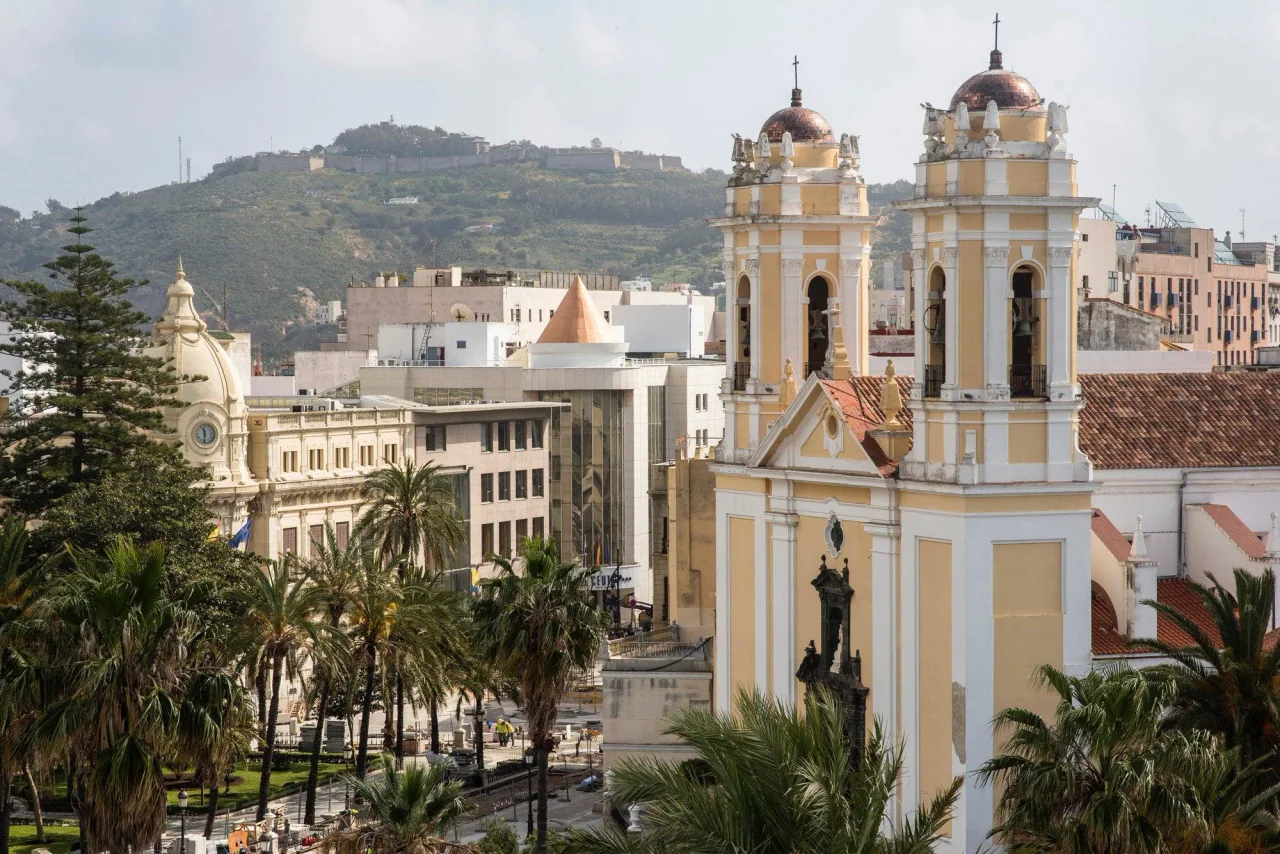 Front de mer historique de Ceuta et paysage méditerranéen