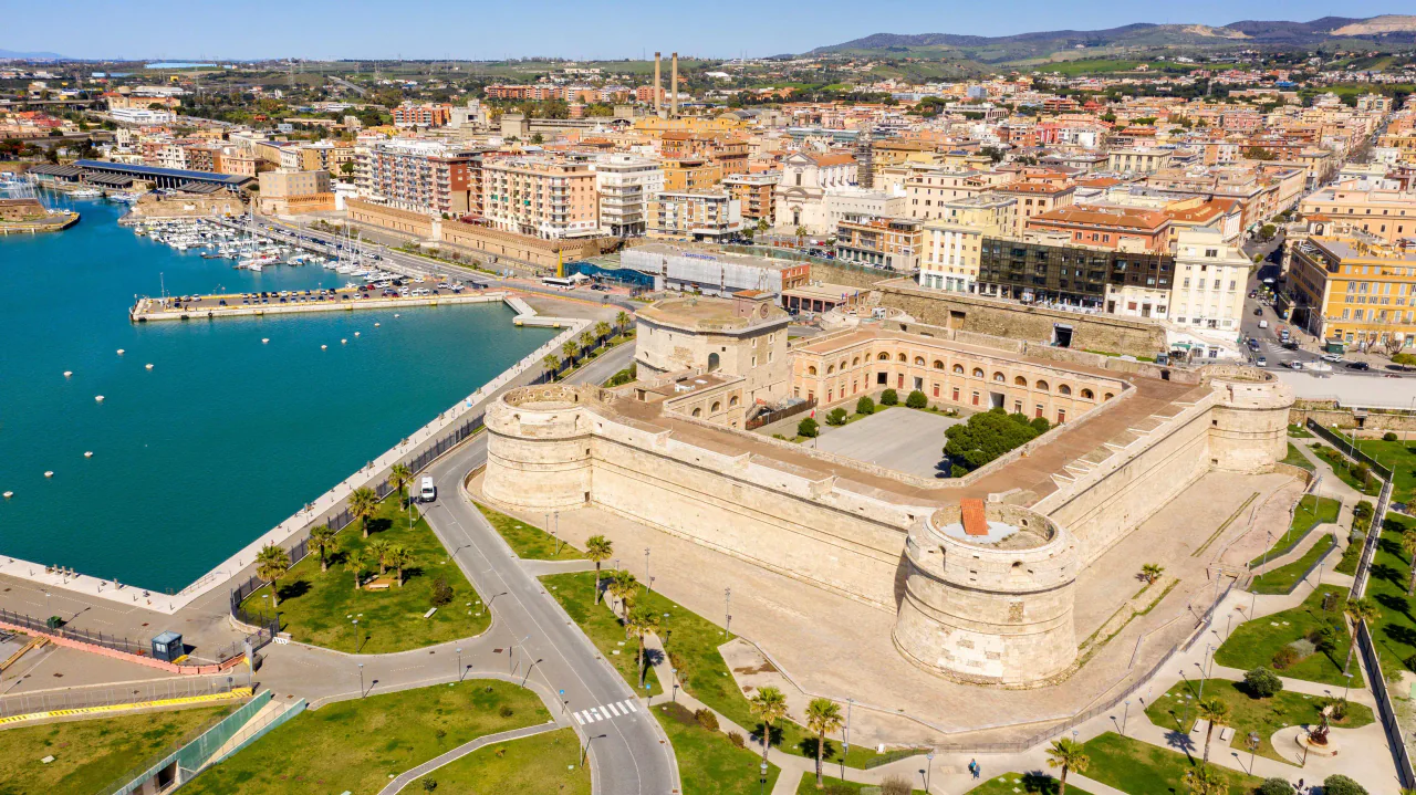 Front de mer de Civitavecchia et port d'accès aux ferries près de Rome