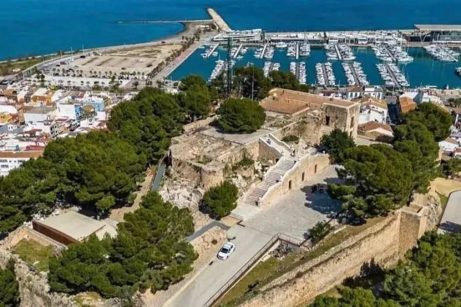 Port, marina et château de Dénia sur la Costa Blanca