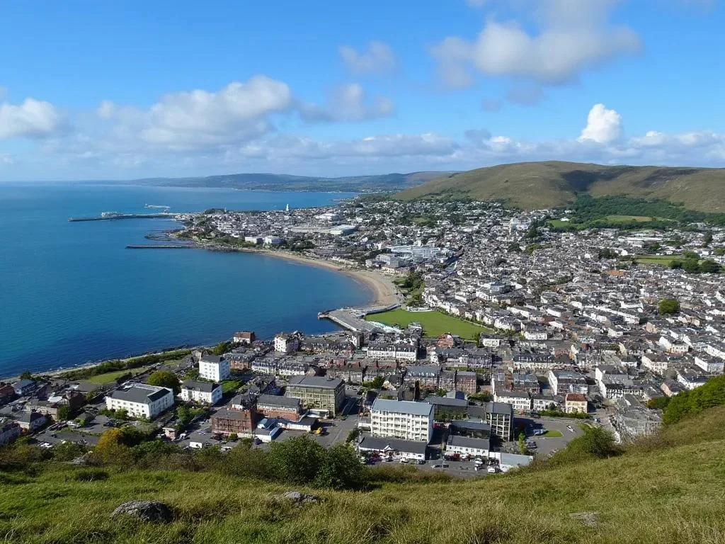 Front de mer et ville de Douglas sur l'île de Man