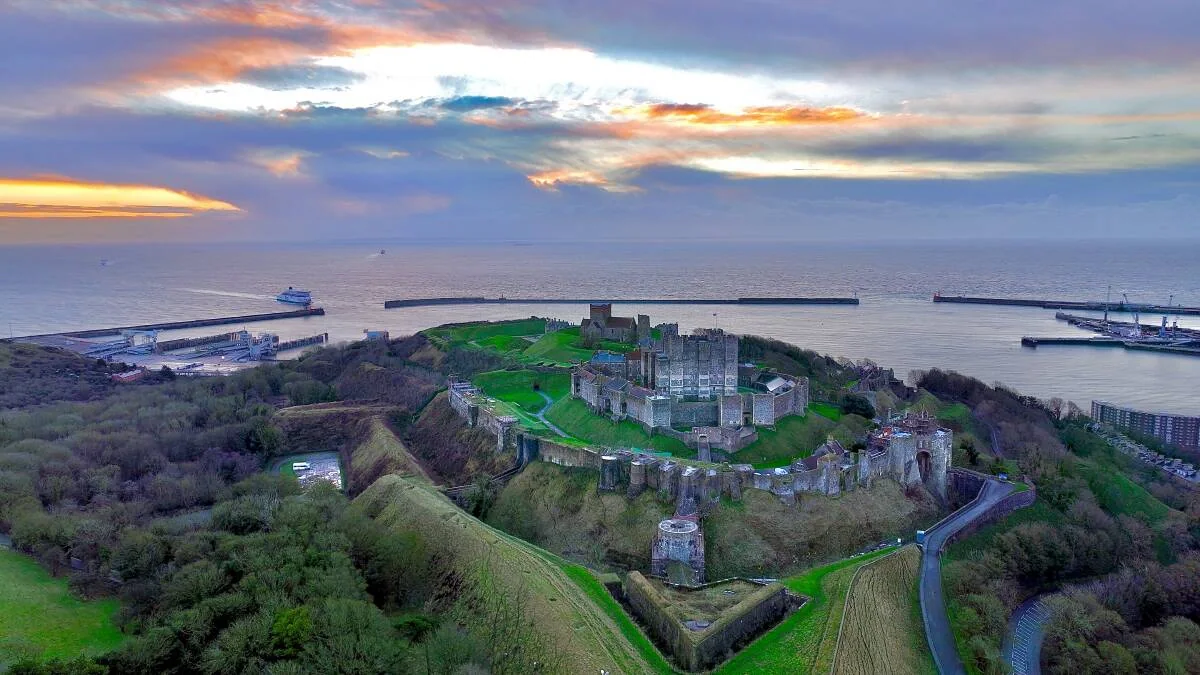 Falaises blanches de Douvres, château et côte de la Manche dans le Kent