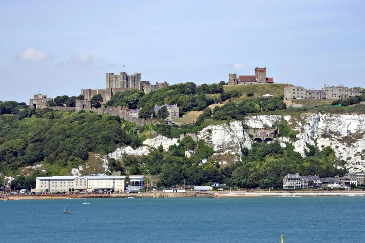 Château de Douvres au-dessus des falaises blanches et de la Manche