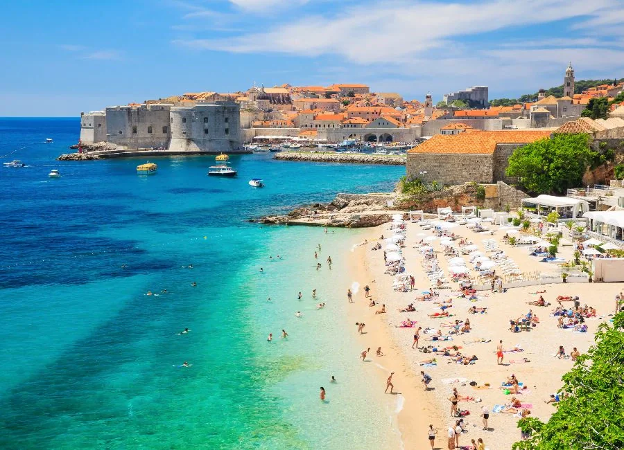 Vieille ville de Dubrovnik, remparts et mer Adriatique en Croatie