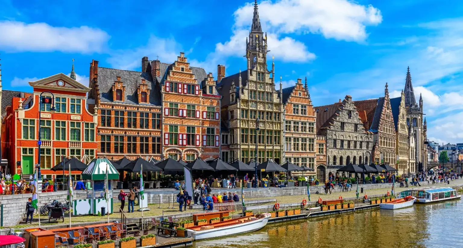 Centre-ville médiéval, canaux et maisons de corporations historiques de Gand en Belgique