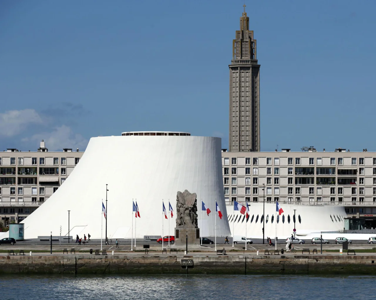 Bord de mer et paysage urbain moderne du Havre en Normandie