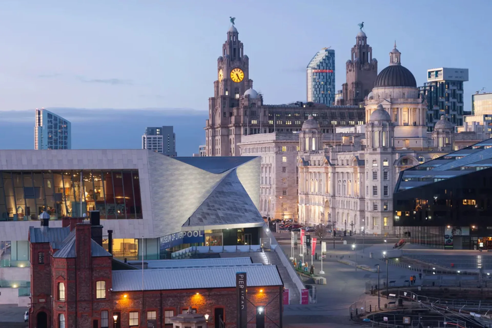 Front de mer de Liverpool, les Trois Grâces et la rivière Mersey en Angleterre