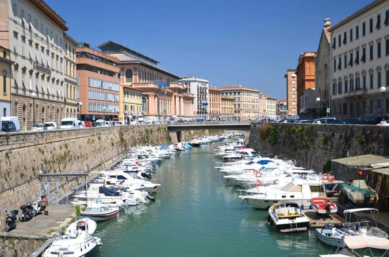 Port et front de mer de Livourne en Toscane, Italie