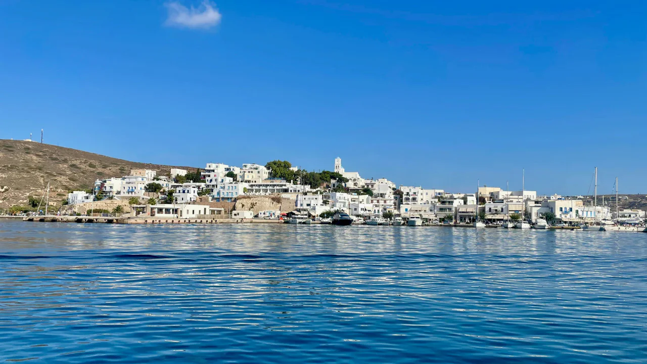 Côte et port de l'île de Milos en Grèce