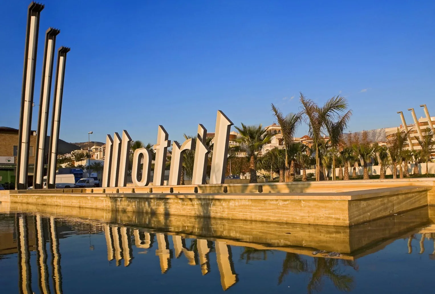 Côte, marina et paysage méditerranéen tropical de Motril à Grenade, Espagne