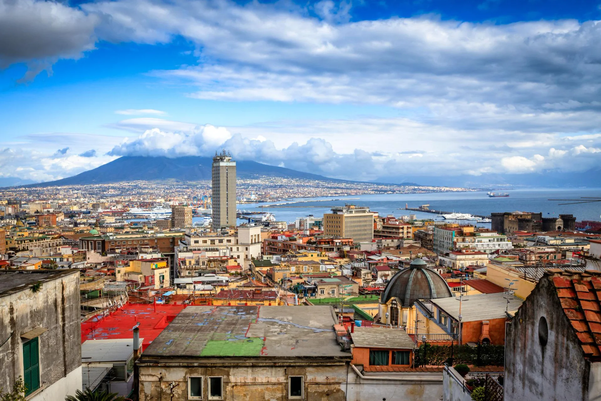 Front de mer et port de ferry de Naples en Italie