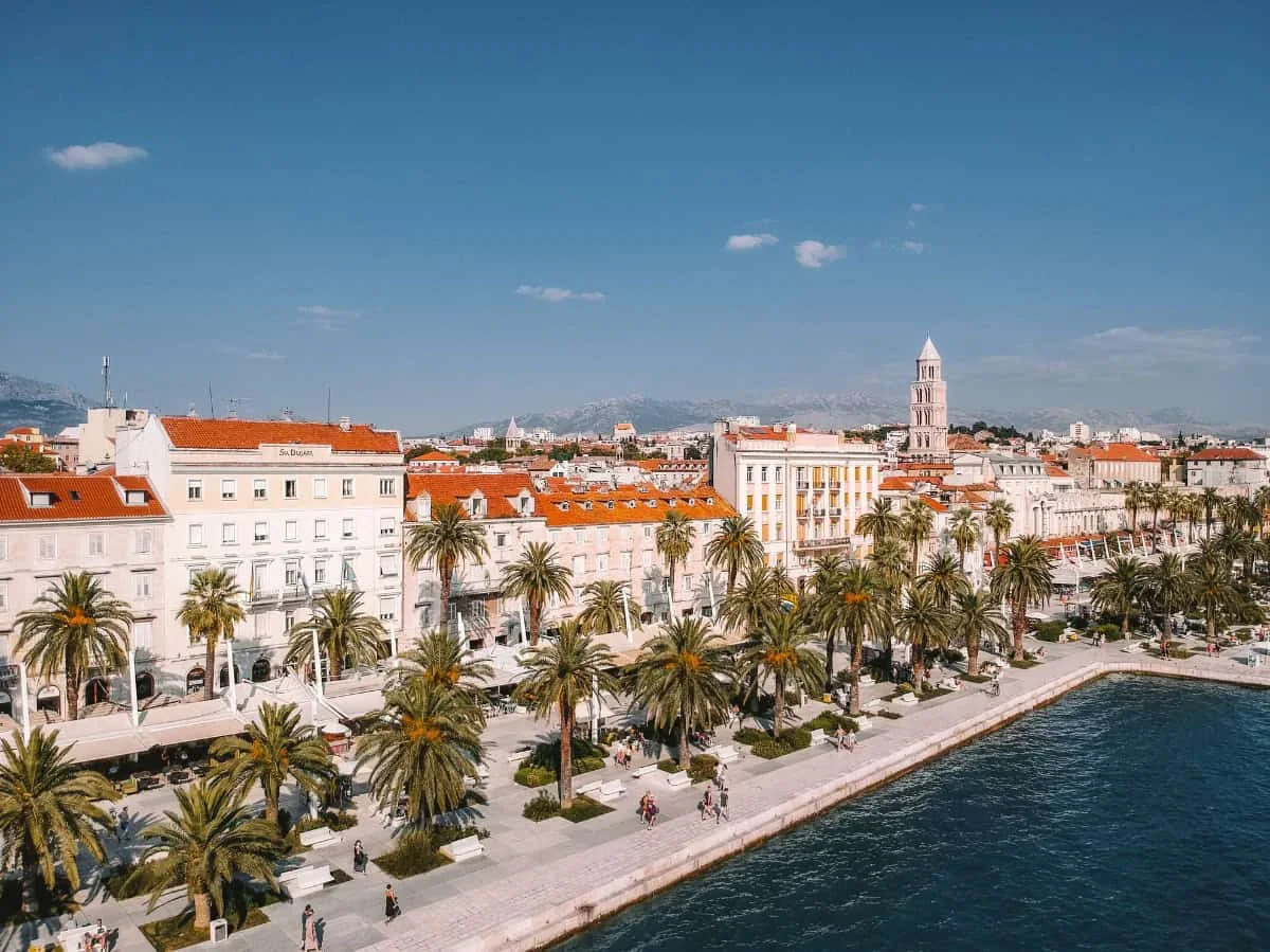 Vieille ville de Split, front de mer de Riva et côte Adriatique de la Croatie