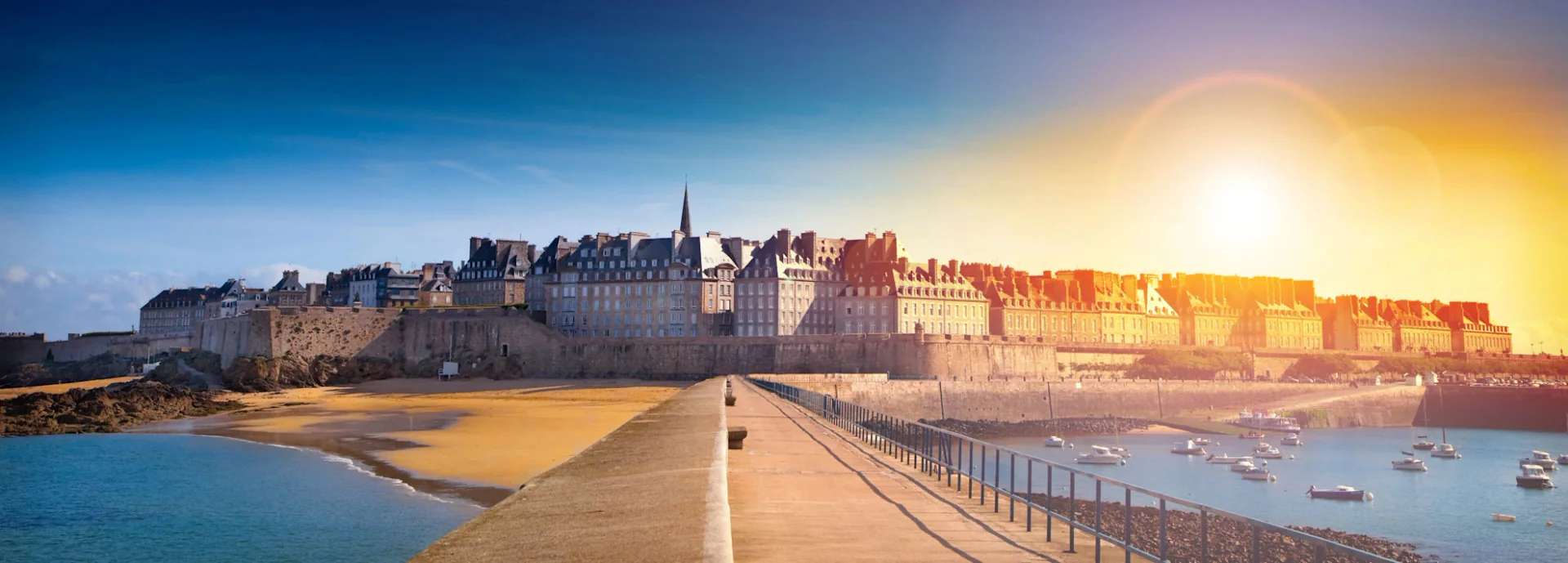 Vieille ville fortifiée de Saint-Malo, port et plages sur la côte bretonne de la France
