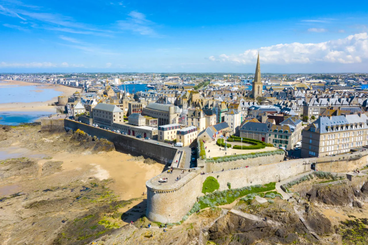Enceintes et plages de St Malo et sites touristiques de Bretagne