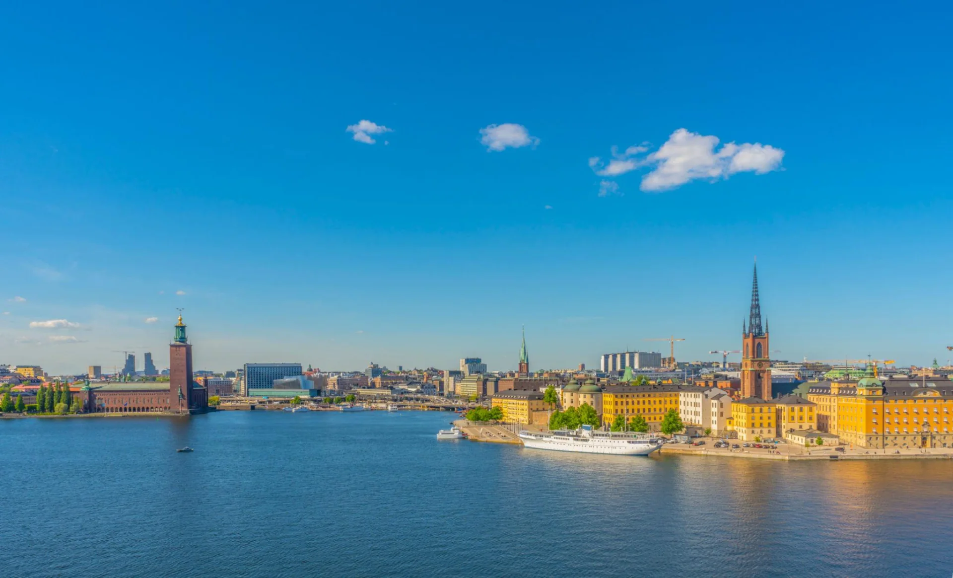 Front de mer de Stockholm et toits de la ville