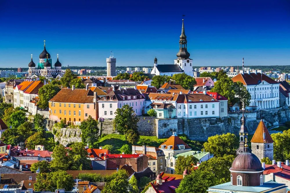 Vieille ville médiévale, tours et côte de la mer Baltique de Tallinn en Estonie