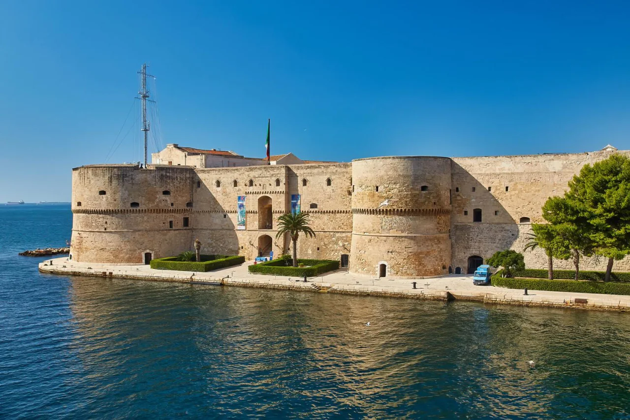 Château de Tarente, archéologie et attractions de la côte ionienne