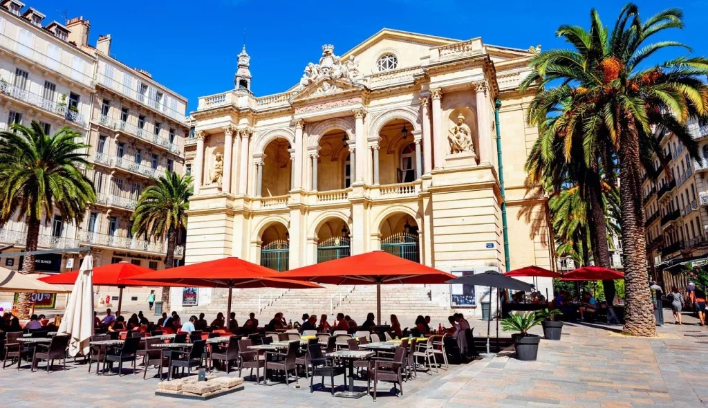 Port de Toulon, vieille ville et front de mer au bord de la mer Méditerranée dans le sud de la France
