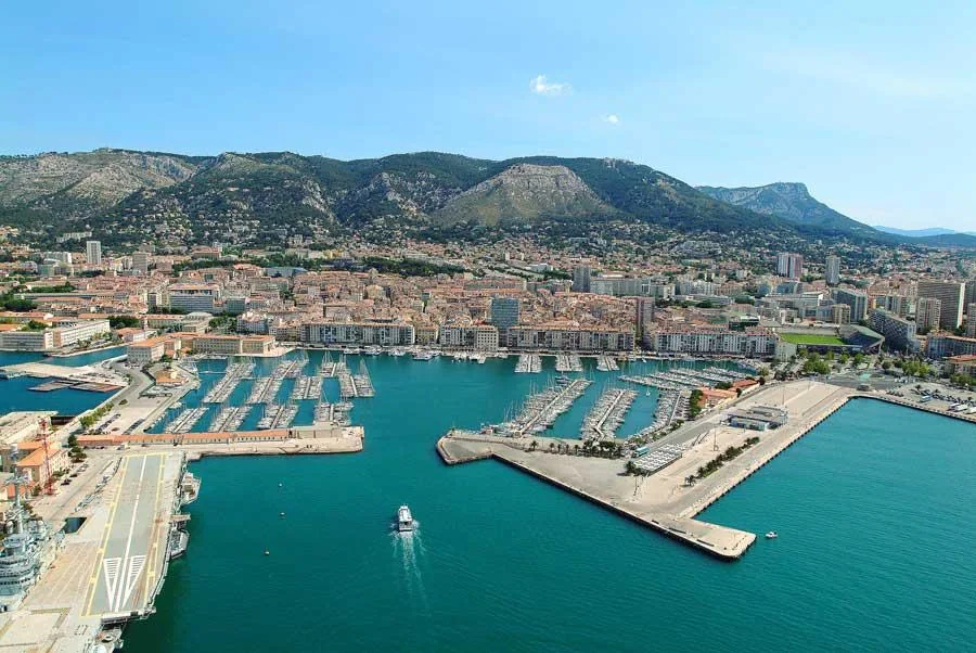 La rade de Toulon, le Mont Faron et les incontournables de la Méditerranée pour les visiteurs
