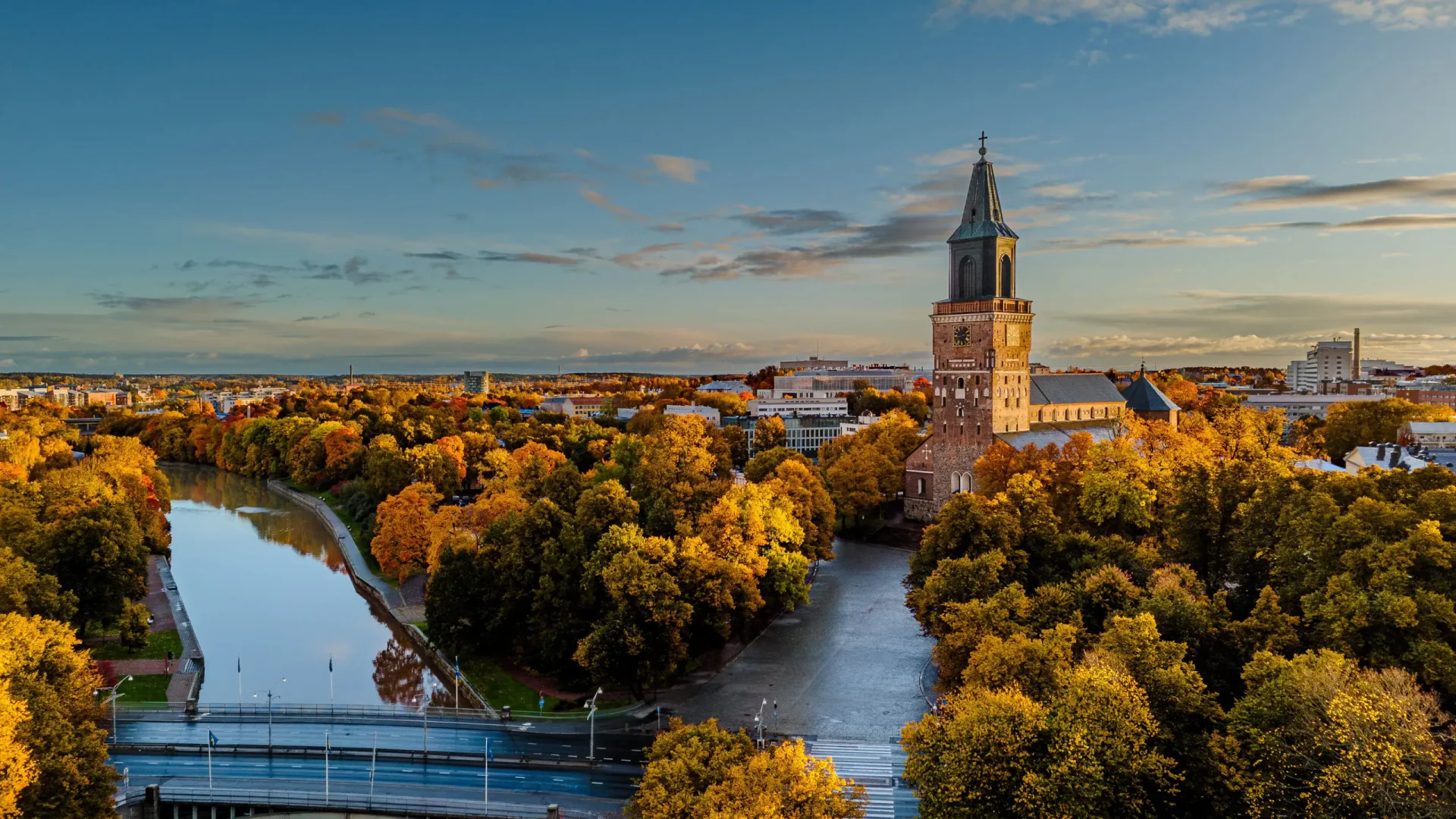 Paysage riverain, château et archipel de Turku en Finlande
