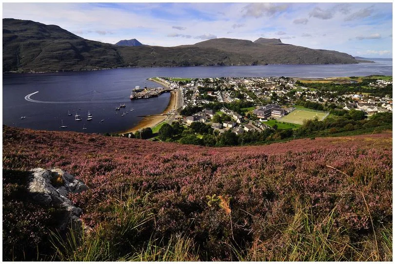 Port d'Ullapool, montagnes et attractions des Highlands