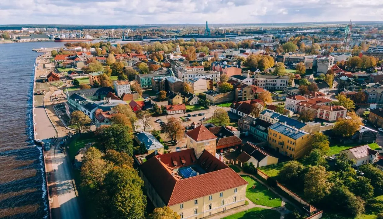 Plage de Ventspils, château et attractions lettones