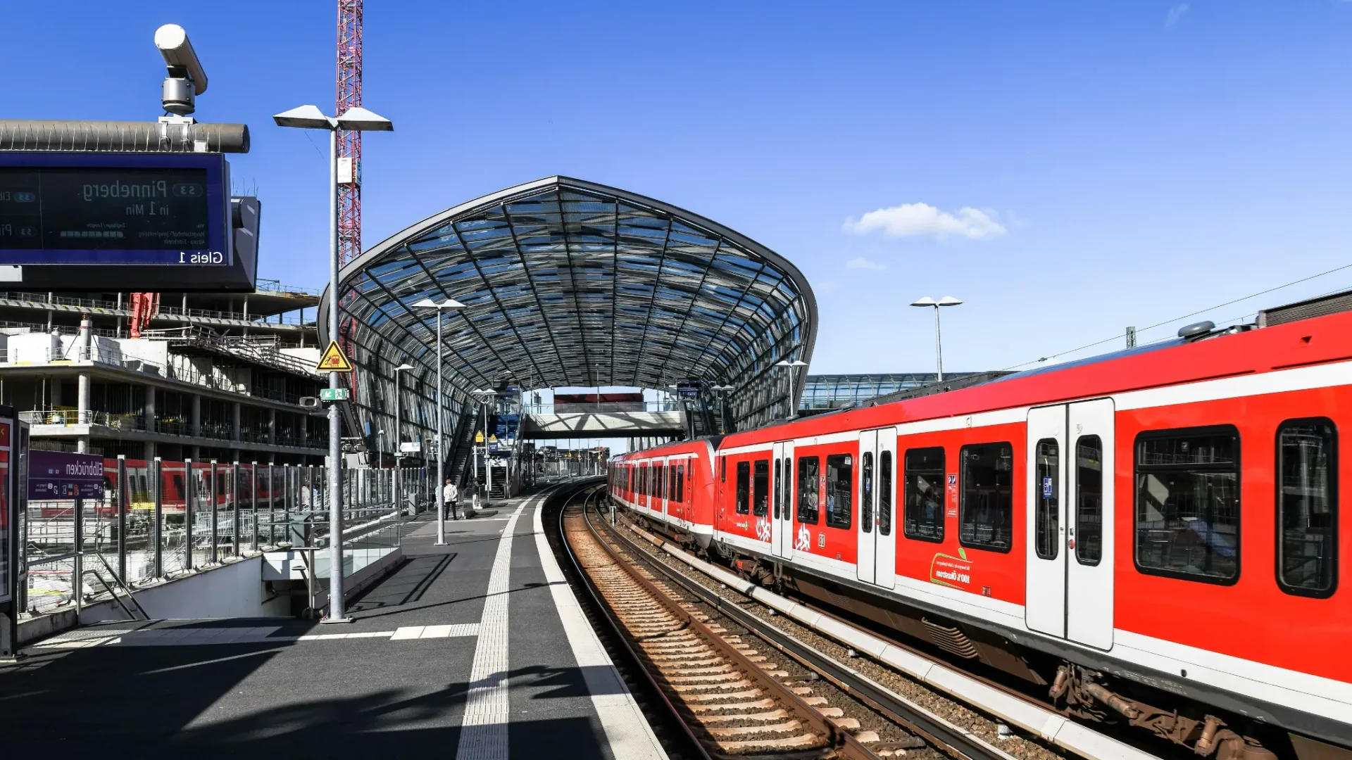 Train moderne arrivant sur un quai de gare