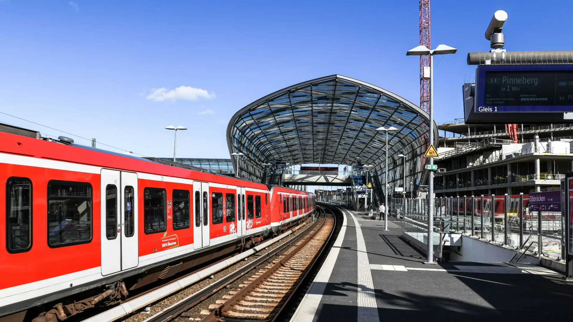 Voyage en train sur un quai de gare