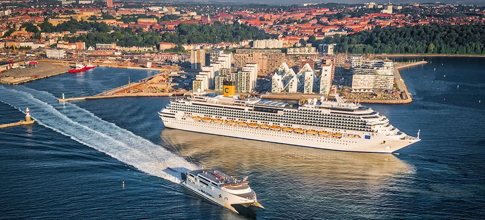 Port d'Aarhus et passerelle de ferry au Danemark