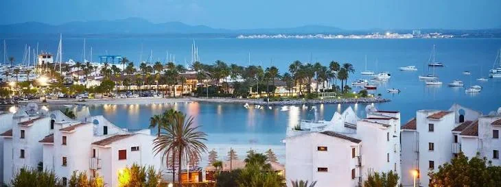 Port et front de mer d'Alcúdia au nord de Majorque