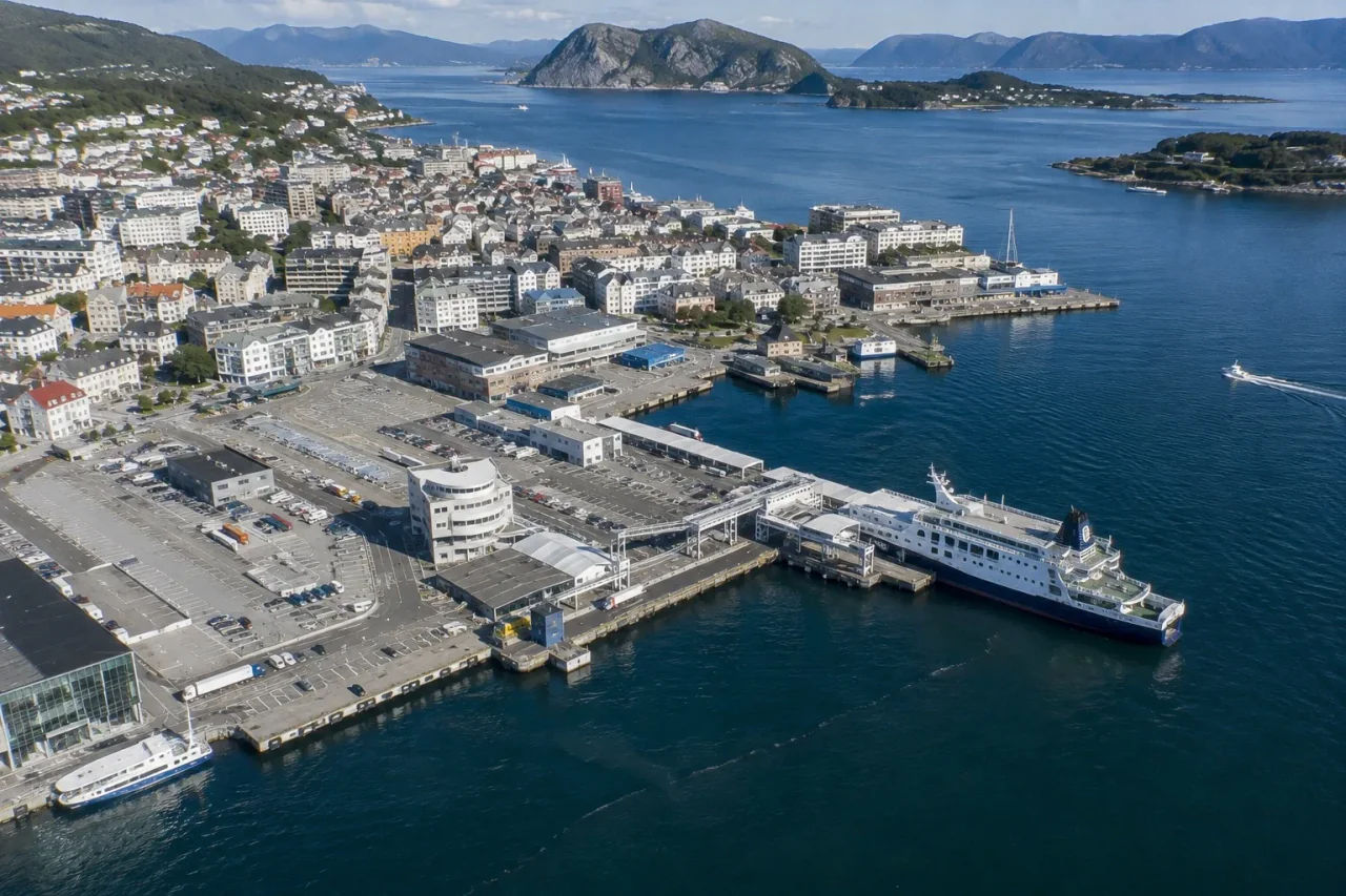 Quai et port du ferry côtier d'Ålesund