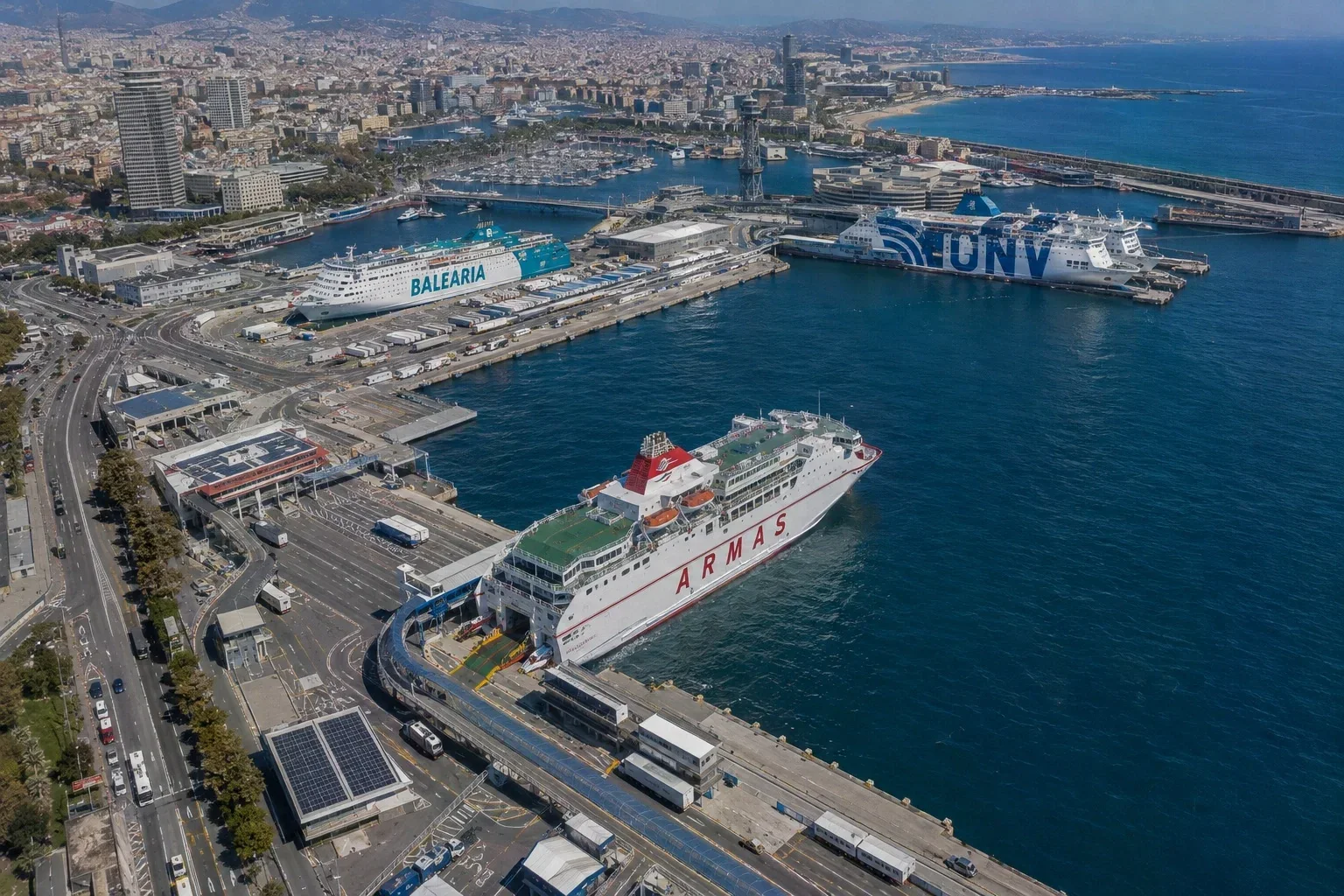 Vue aérienne du port de ferry de Barcelone avec les ferries de passagers des Baléares