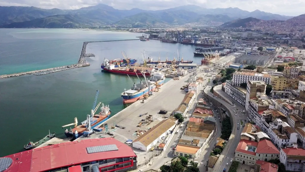 Front de mer et port de Béjaïa en Algérie