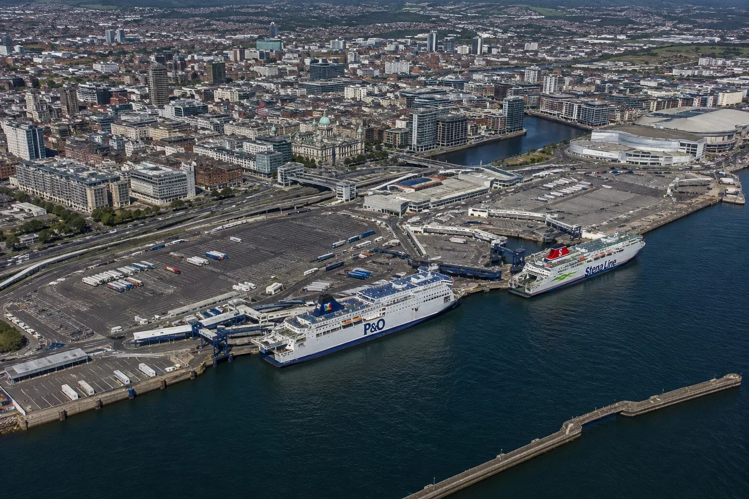 Vue aérienne du terminal des ferries et du port de Belfast