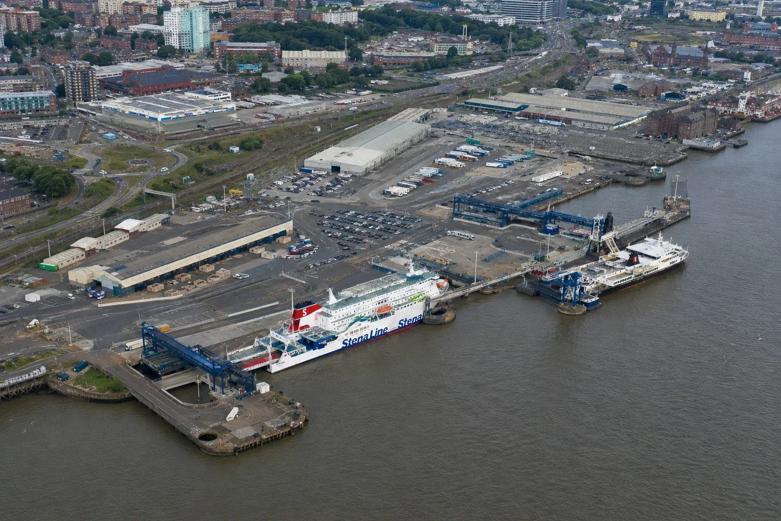 Vue aérienne du port de ferry de Birkenhead sur la rivière Mersey en face de Liverpool