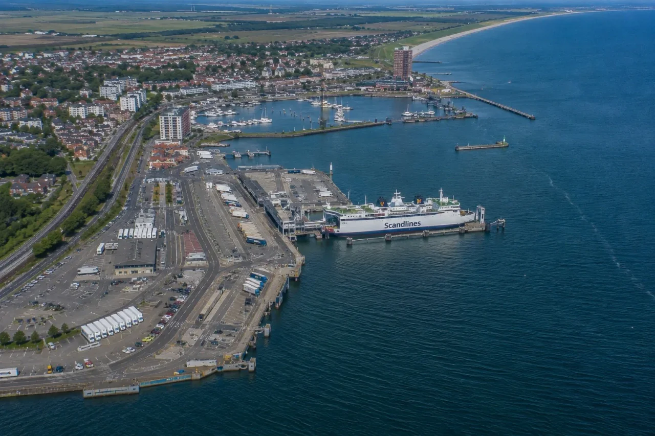 Installations pour les passagers des ferries dans le port de Cuxhaven sur la mer du Nord