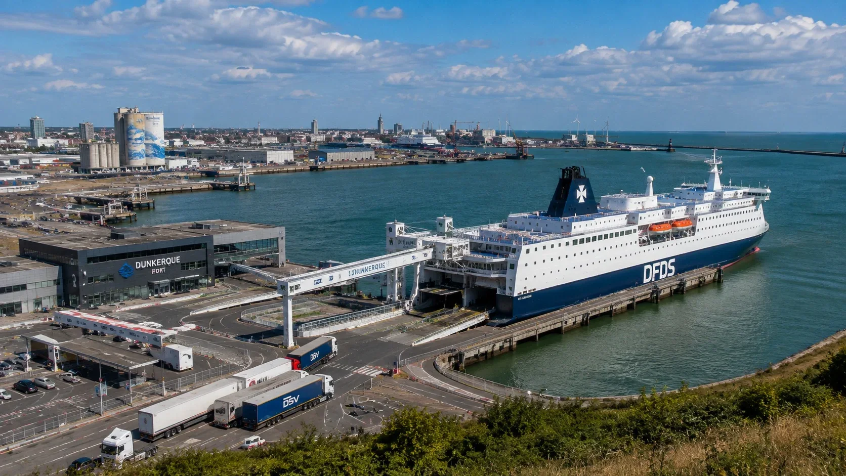 Vue aérienne du port ferry de Dunkerque avec un ferry DFDS au terminal