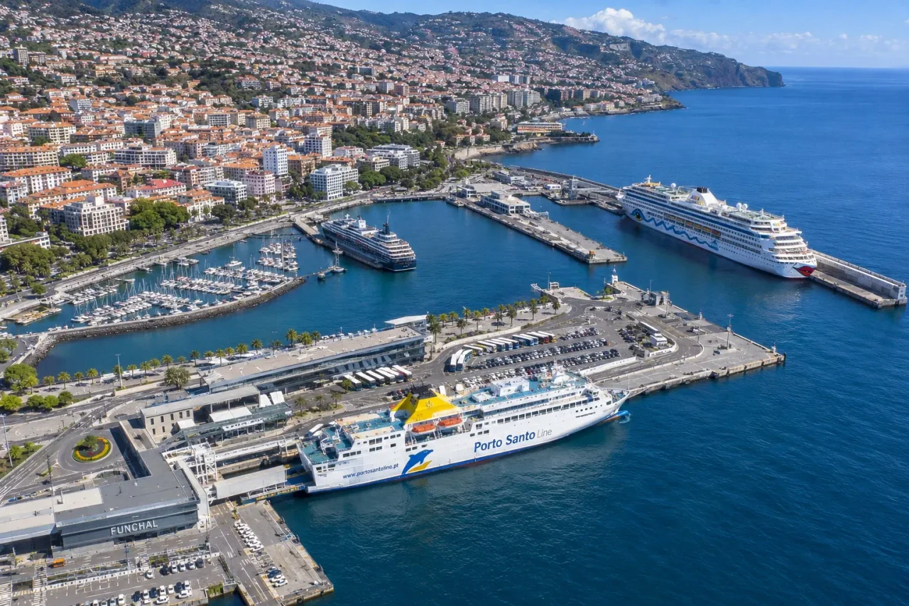 Zone de ferry pour passagers du port de Funchal à Madère