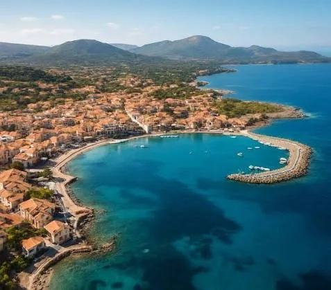 Littoral et port de Golfo Aranci en Sardaigne