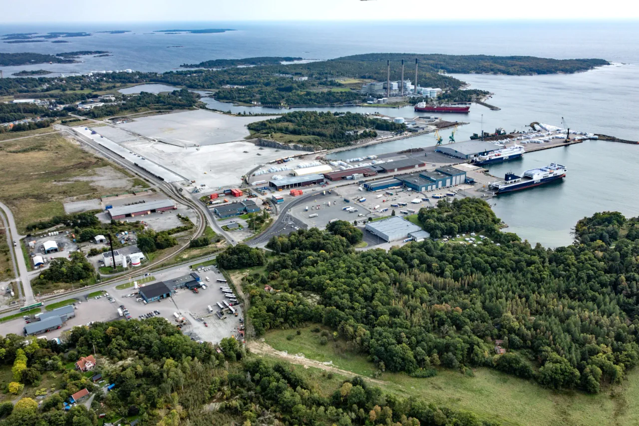 Vue aérienne du terminal des ferries de Karlshamn en Suède