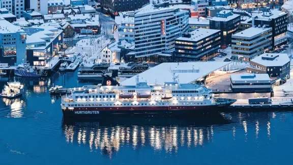 Navire Hurtigruten à Kirkenes sur la côte arctique norvégienne