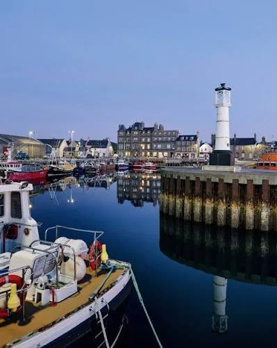 Front de mer et port de Kirkwall dans les Orcades