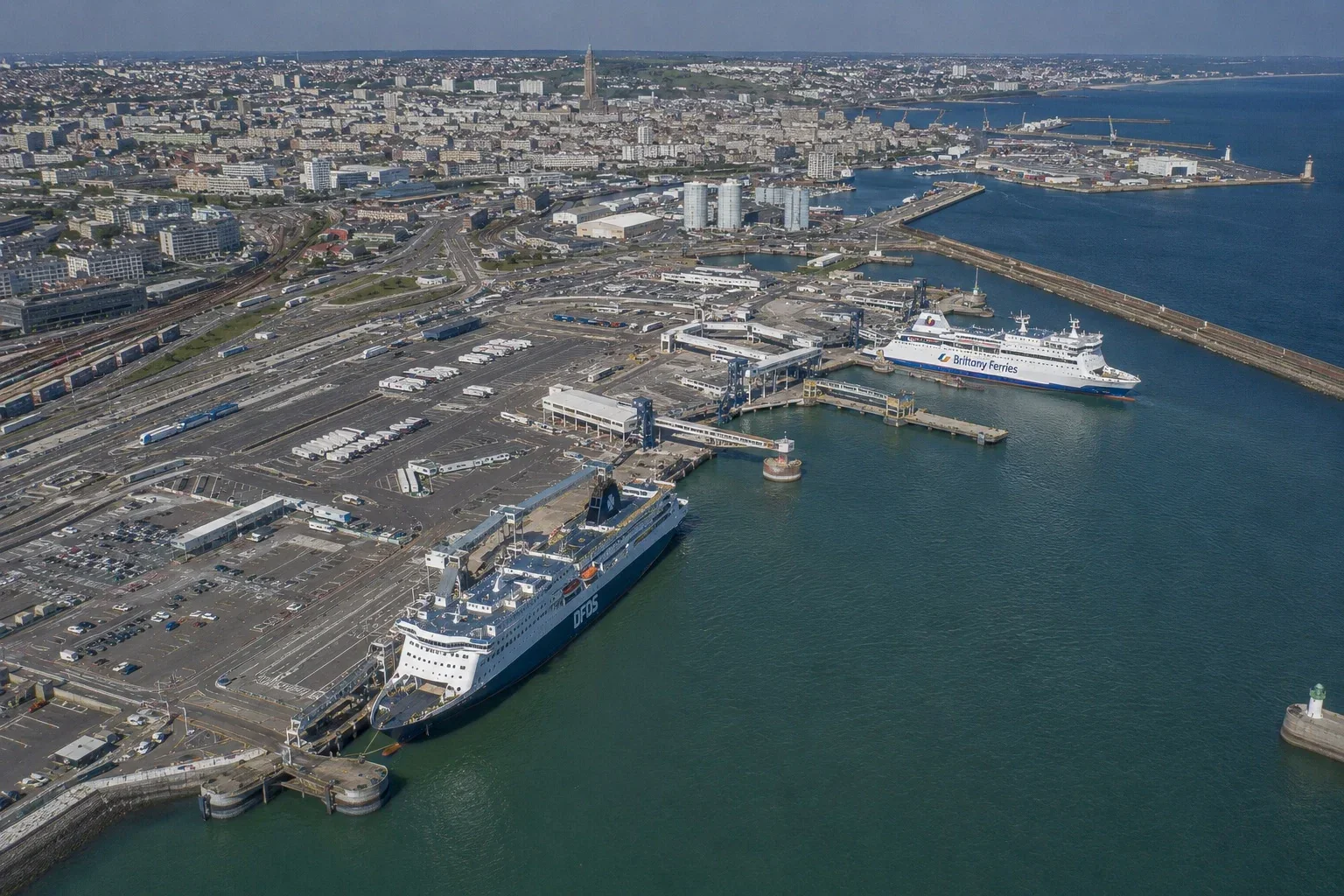 Vue aérienne du port ferry du Havre avec un navire de Brittany Ferries